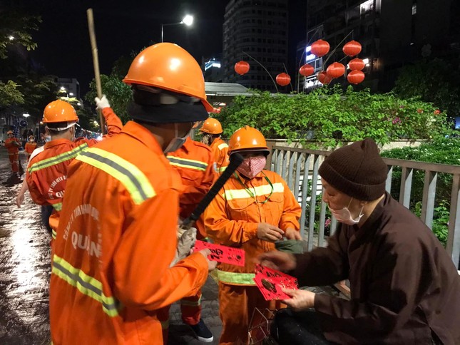 Hình ảnh của Ni trưởng trở nên thân thuộc với anh em công nhân vệ sinh Hình ảnh của Ni trưởng trở nên thân thuộc với anh em công nhân vệ sinh