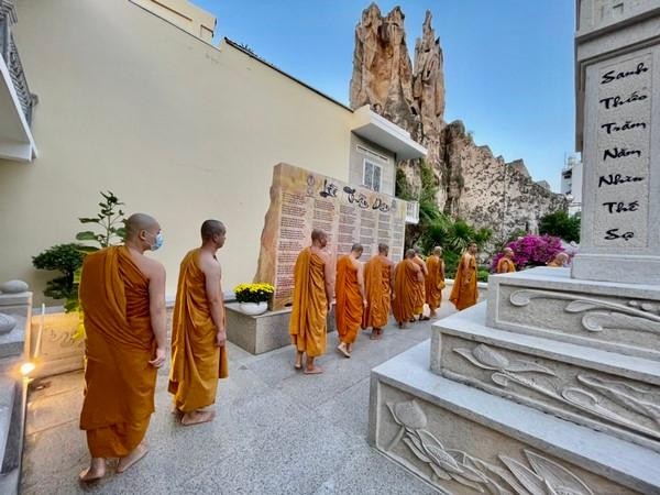 Nhiễu Phật Nhiễu Phật