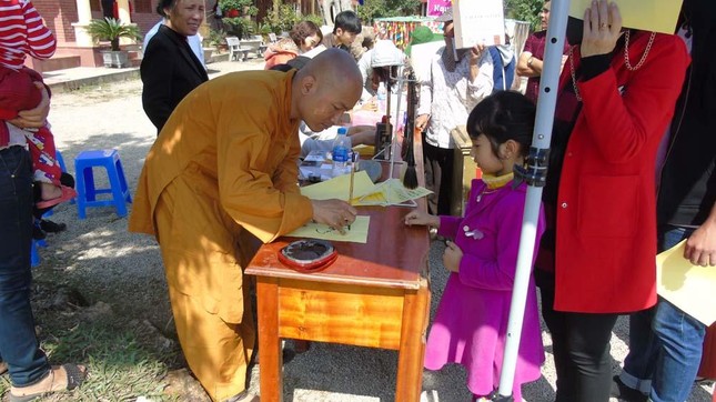 Mỗi dịp Tết đến xuân về chùa Gám lại tổ chức tục cho chữ Mỗi dịp Tết đến xuân về chùa Gám lại tổ chức tục cho chữ