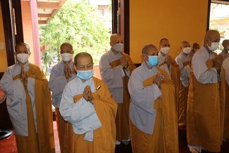 Chư Ni thành kính tưởng niệm Chư Ni thành kính tưởng niệm