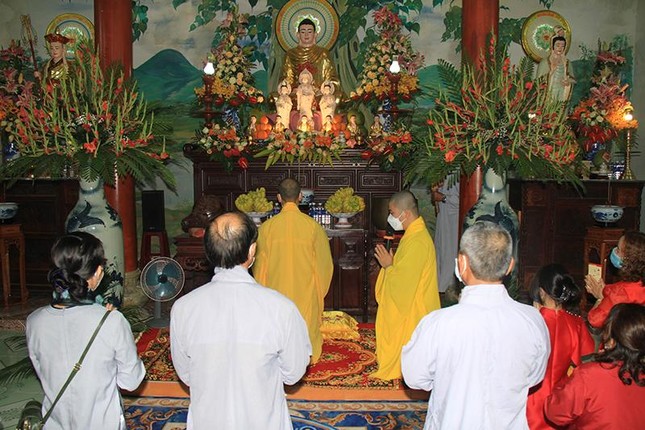 Đoàn hành hương đã đảnh lễ, cúng dường Tam bảo trong niềm hoan hỷ, an lạc Đoàn hành hương đã đảnh lễ, cúng dường Tam bảo trong niềm hoan hỷ, an lạc