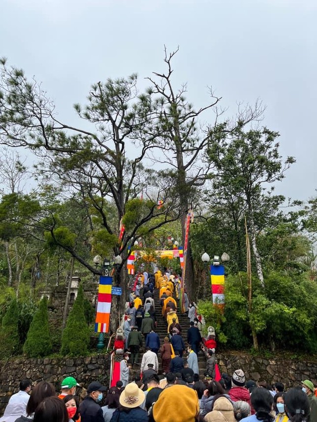 Cung rước chư tôn đức từ chân núi đến Huệ Quanh kim tháp và chùa Hoa Yên Cung rước chư tôn đức từ chân núi đến Huệ Quanh kim tháp và chùa Hoa Yên