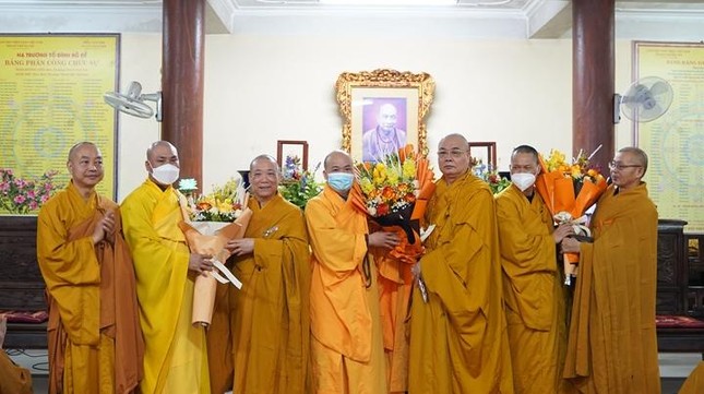 Trao hoa khánh tuế chư vị giáo phẩm