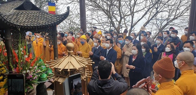 Chư tôn đức và lãnh đạo tỉnh Quảng Ninh niêm hương cầu nguyện quốc thái dân an Chư tôn đức và lãnh đạo tỉnh Quảng Ninh niêm hương cầu nguyện quốc thái dân an