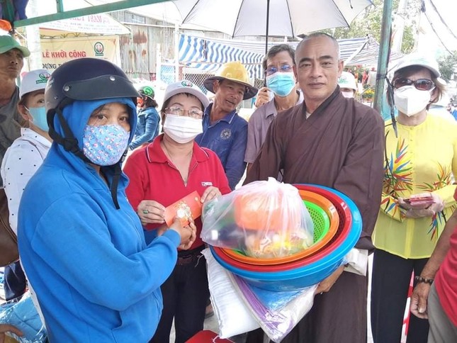 Thượng tọa Thích Thiện Quý và đoàn từ thiện đã trao tặng quà đến hộ nghèo Thượng tọa Thích Thiện Quý và đoàn từ thiện đã trao tặng quà đến hộ nghèo