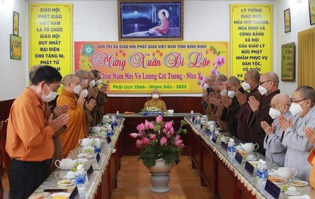 Ban Thường trực Ban Trị sự khánh tuế và chúc mừng năm mới lên Hòa thượng Trưởng ban Trị sự