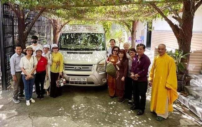 Thượng tọa Thích Thiện Quý tiếp nhận 1 xe ô tô để phục vụ hoạt động từ thiện