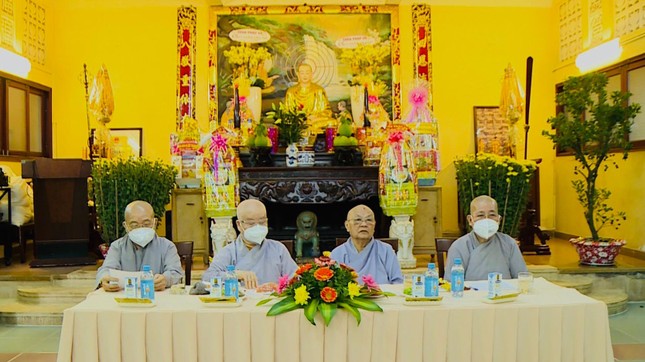 Chư Ni chủ tọa buổi họp