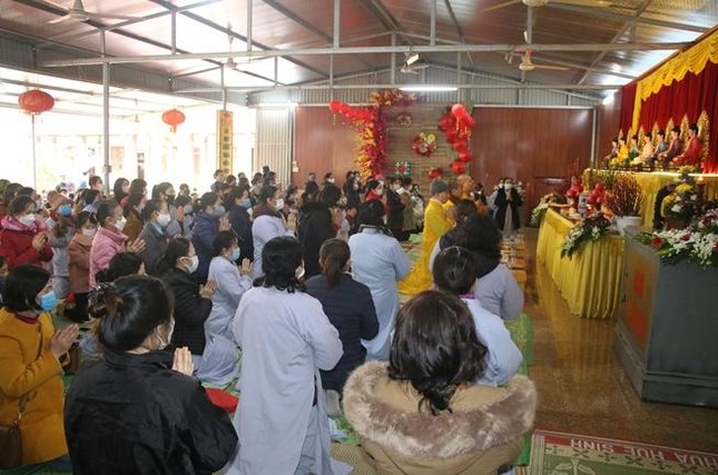 Hội chúng nhất tâm trì tụng kinh cầu nguyện bình an