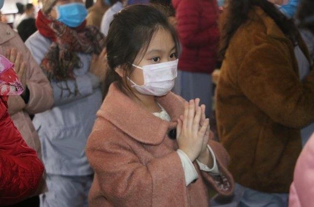 Phật tử thành tâm cầu nguyện