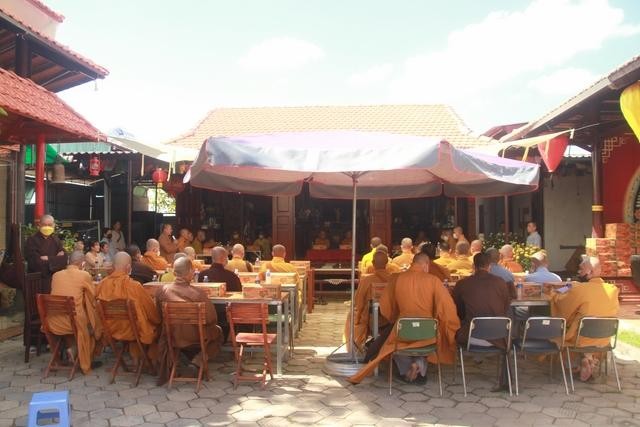 Quang cảnh cúng dường đến Tăng Ni khu vực Núi Dinh Quang cảnh cúng dường đến Tăng Ni khu vực Núi Dinh