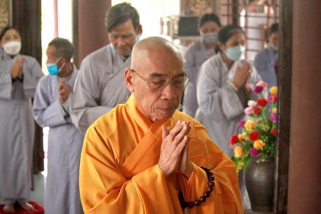 Toàn thể đạo tràng đảnh lễ Tam bảo