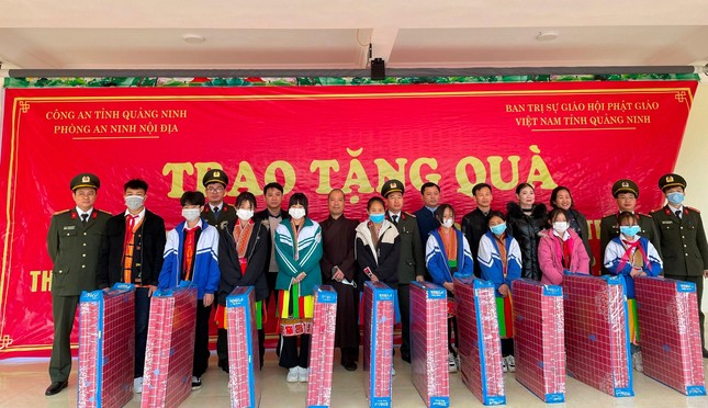 Ban Trị sự GHPGVN tỉnh Quảng Ninh và Phòng An ninh nội địa - Công an tỉnh Quảng Ninh trao quà cho học sinh