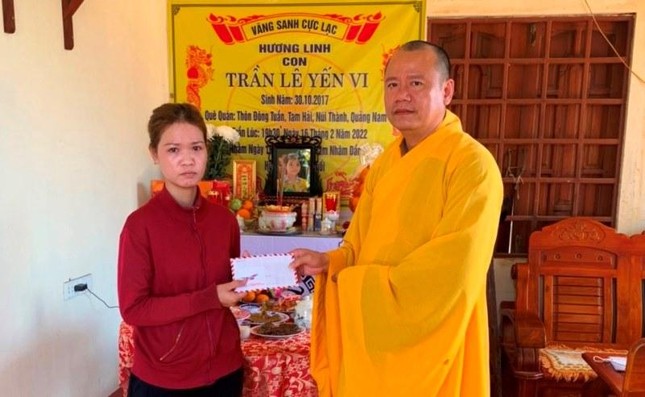 Thượng tọa Thích Huệ Trí động viên gia đình cháu bé