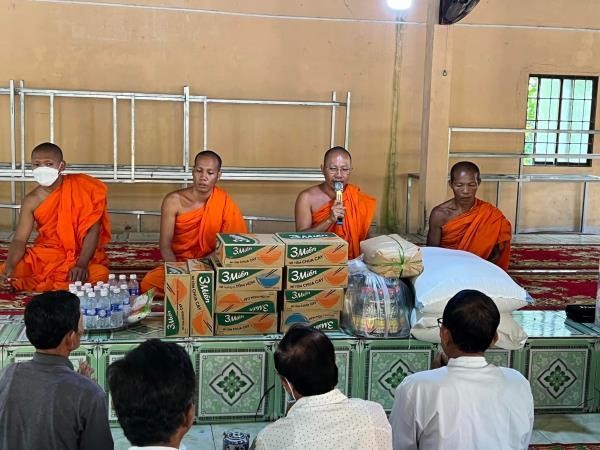 Cúng dường tứ sự, phẩm vật đến các nhà sư