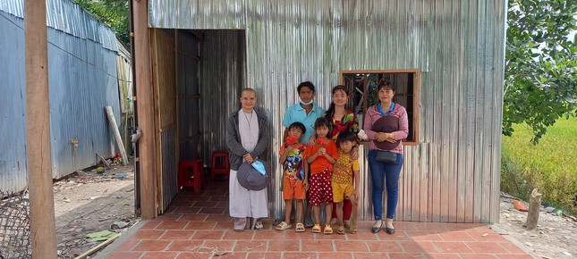 Sư cô Tâm Thường, trụ trì chùa Quan Âm bàn giao nhà tình thương đến hộ nghèo