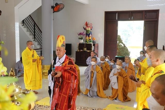 Thượng tọa Thích Thanh Mẫn thực hiện nghi lễ cung tiến Giác linh Ni trưởng