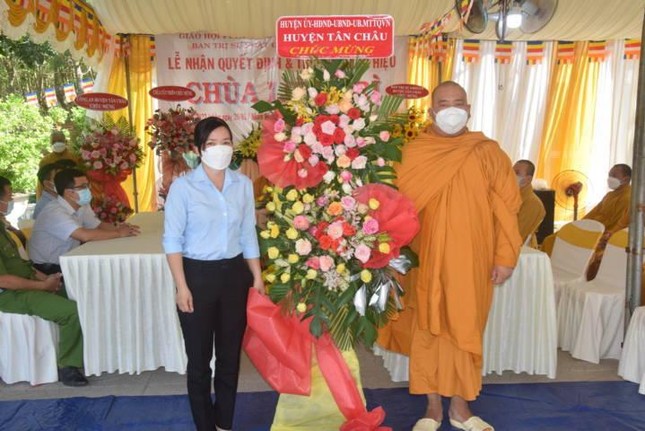 Đại diện Huyện ủy huyện Tân Châu tặng hoa chúc mừng