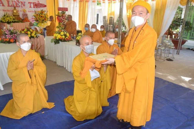 Hòa thượng Thích Niệm Thới trao quyết định thành lập chùa Liên Trì đến Đại đức Thích Trí Bình