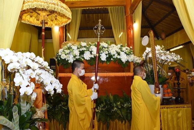 Môn đồ pháp quyến túc trực bên kim quan thầy những giây phút cuối