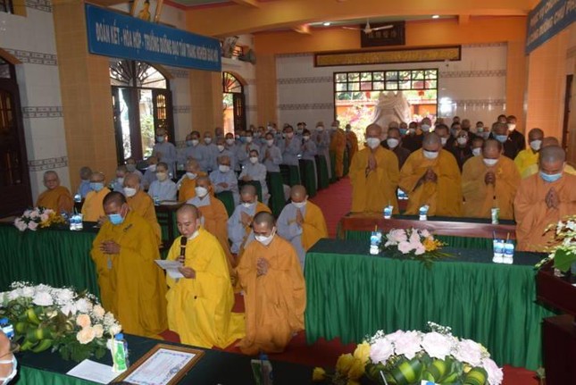 Đại diện Tăng Ni sinh khóa 1 và khóa 2 dâng lời cảm niệm tri ân chư tôn đức Đại diện Tăng Ni sinh khóa 1 và khóa 2 dâng lời cảm niệm tri ân chư tôn đức