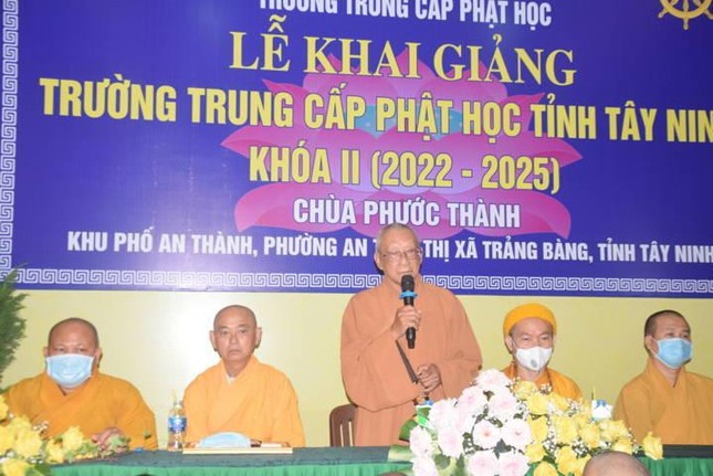 Hòa thượng Thích Huệ Tâm đã tán thán và sách tấn các Tăng Ni sinh Hòa thượng Thích Huệ Tâm đã tán thán và sách tấn các Tăng Ni sinh
