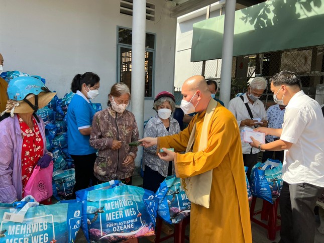 Đại đức Thích Nguyên Thông trao quà đến các hoàn cảnh khó khăn Đại đức Thích Nguyên Thông trao quà đến các hoàn cảnh khó khăn