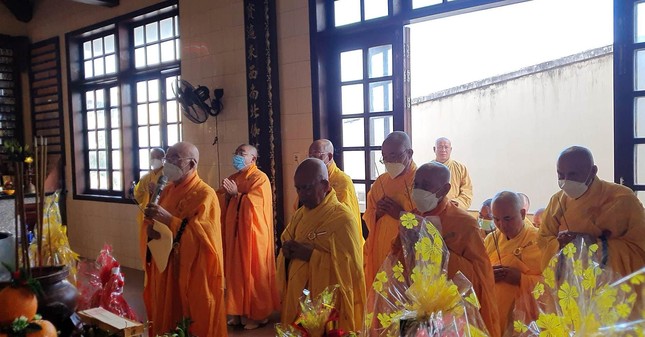 Chư tôn giáo phẩm Phật giáo tỉnh Bình Thuận thành kính dâng hương tưởng niệm Hòa thượng Thích Chơn Thành