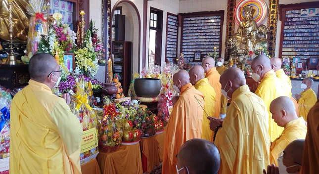 Chư tôn đức Ban Trị sự Phật giáo tỉnh Bình Thuận niêm hương tưởng niệm