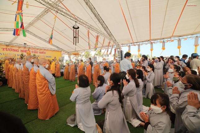 Chư Tăng Ni, Phật tử cùng hàng ngàn người dân TP.Hội An tham dự cầu siêu cho 17 nạn nhân Chư Tăng Ni, Phật tử cùng hàng ngàn người dân TP.Hội An tham dự cầu siêu cho 17 nạn nhân