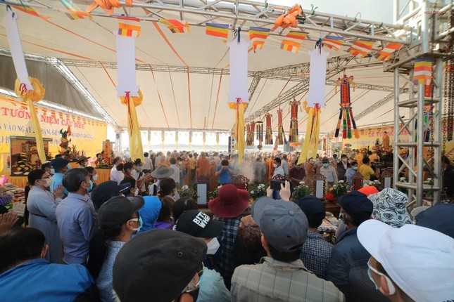 Hàng ngàn người dân cùng cầu nguyện vong linh nạn nhân được siêu thoát Hàng ngàn người dân cùng cầu nguyện vong linh nạn nhân được siêu thoát