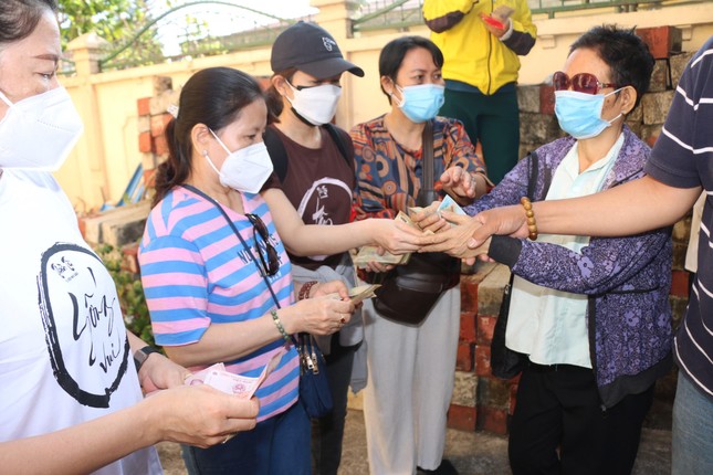 Tặng quà đến người khiếm thị - Ảnh: CTV Tặng quà đến người khiếm thị - Ảnh: CTV