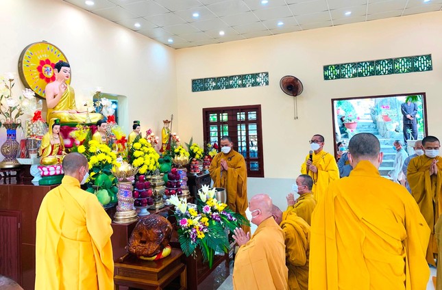 Chư tôn đức thắp nén tâm hương tưởng niệm cố Ni trưởng Thích nữ Như Chí