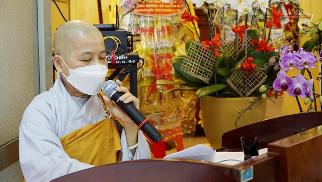 Sư cô Thích nữ Tắc Phú dẫn chương trình lễ tưởng niệm