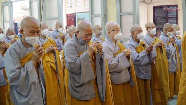 Chư tôn đức Ni thành kính tưởng niệm