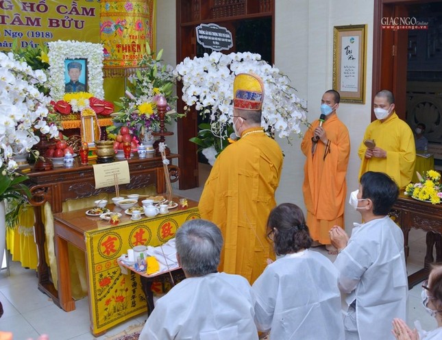 Thượng tọa Thích Đạt Đức thực hiện khóa lễ khai kinh Thượng tọa Thích Đạt Đức thực hiện khóa lễ khai kinh