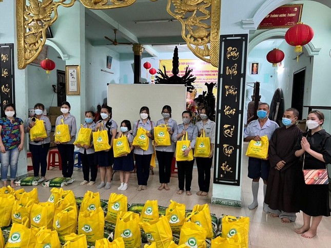 Trao quà cho các Đoàn sinh Gia đình Phật tử khó khăn Trao quà cho các Đoàn sinh Gia đình Phật tử khó khăn