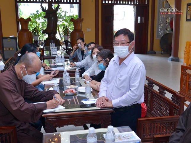 Ông Vũ Mạnh Hải góp ý trong công tác tổ chức lễ tang