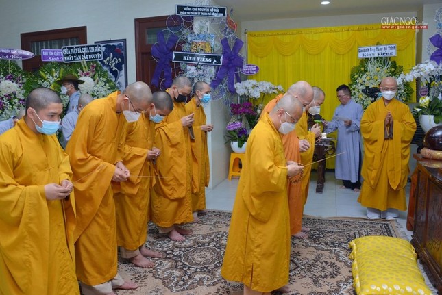 Chư tôn đức Hội đồng Điều hành Học viện Phật giáo VN tại TP.HCM viếng tang