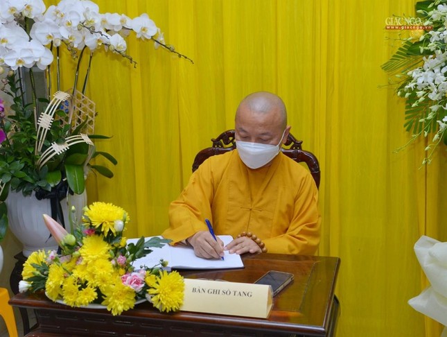 Thượng tọa Thích Nhật Từ ghi sổ tang lưu niệm