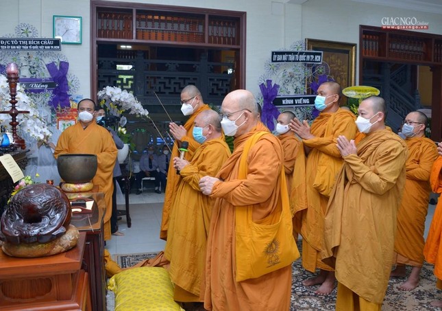 Chư tôn đức niêm hương tưởng niệm cư sĩ Tống Hồ Cầm