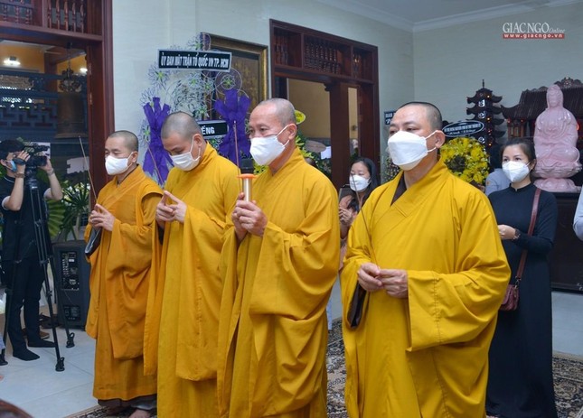 Thượng tọa Thích Phước Nghiêm viếng tang cư sĩ Tống Hồ Cầm