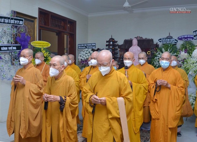 Chư tôn đức Ban Thường trực Ban Trị sự GHPGVN TP.HCM, các ban chuyên môn viếng tang