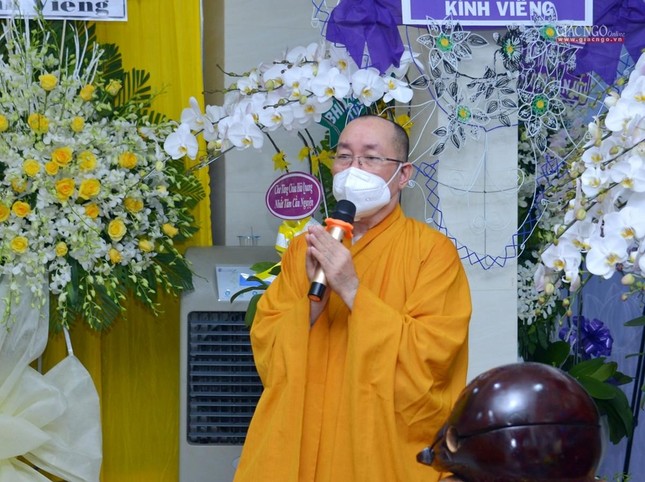 Thượng tọa Thích Đạt Đức, đại diện Ban Tổ chức Lễ tang tri ân chư tôn đức Ban Thường trực, các ban chuyên môn Phật giáo TP.HCM đã đến viếng tang