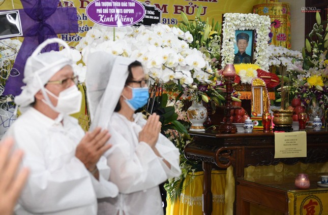 Đại diện tang gia hiếu quyến cư sĩ Tống Hồ Cầm