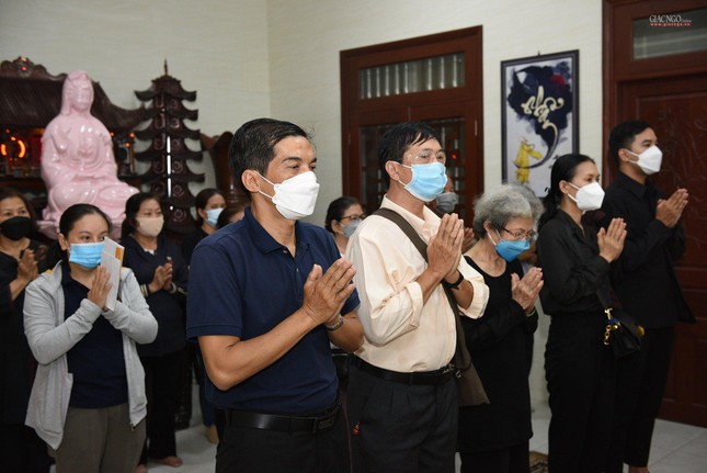 Cán bộ, biên tập, phóng viên, nhân viên Báo Giác Ngộ thành kính tưởng niệm