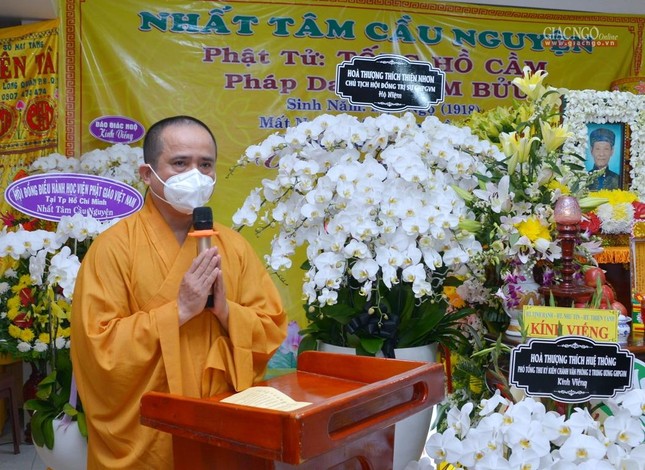 Thượng tọa Thích Tâm Hải đọc thơ cảm niệm của Hòa thượng Thích Giác Toàn