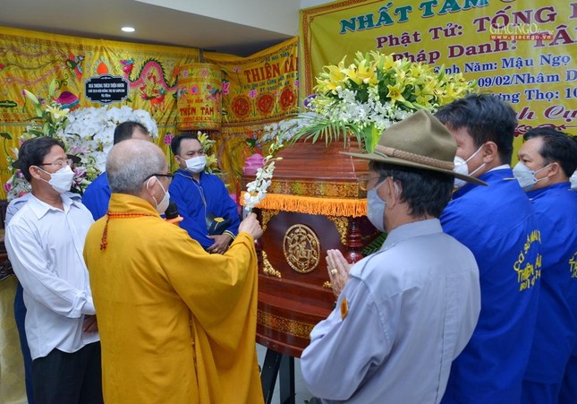 Hòa thượng Thích Phước Trí thực hiện nghi thức di quan