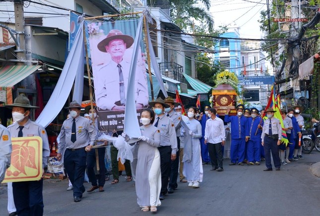 Đông đảo huynh trưởng, đoàn sinh Gia đình Phật tử tiễn đưa người anh cả của Gia đình Phật tử VN