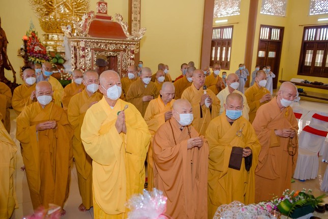 Chư tôn đức thành kính niêm hương tưởng niệm Tổ Phi Lai - Chí Thiền Chư tôn đức thành kính niêm hương tưởng niệm Tổ Phi Lai - Chí Thiền